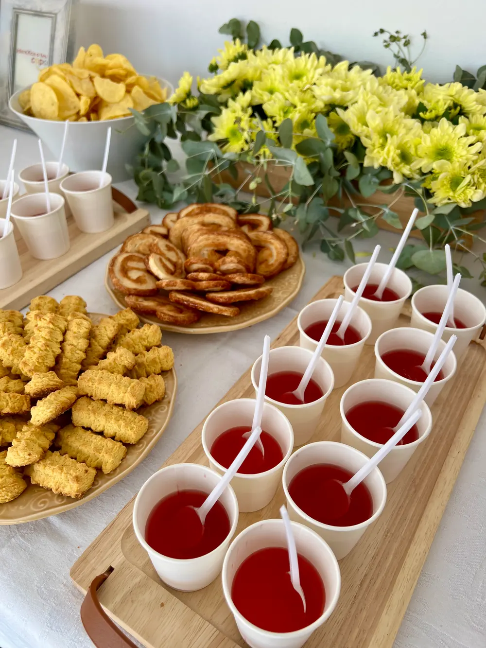 Mesa de catering preparada no espaço Mariadita