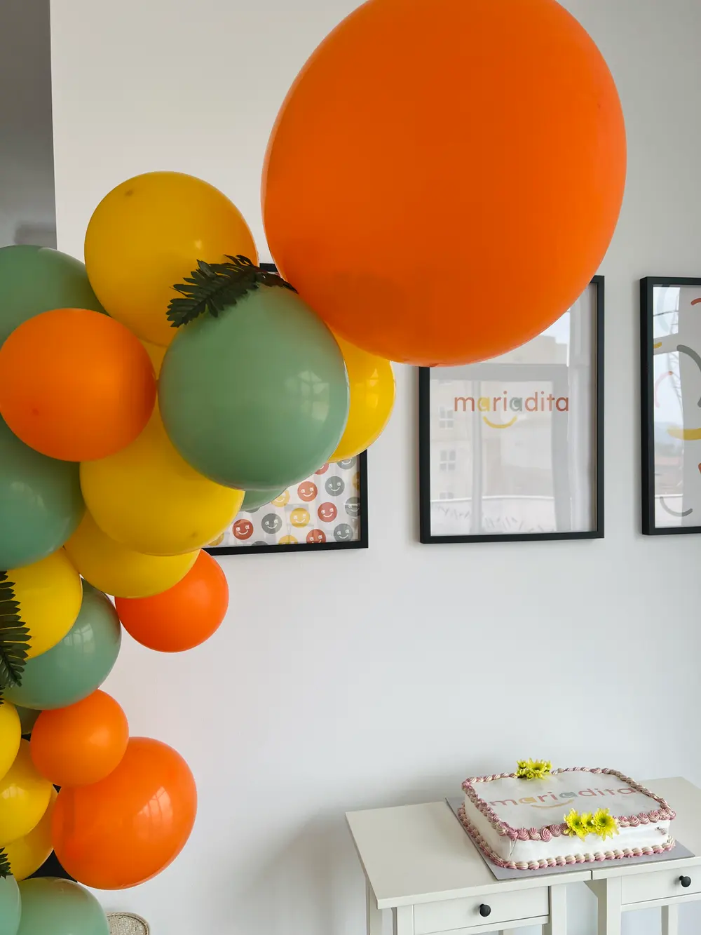 Festa decorada com balões no espaço Mariadita