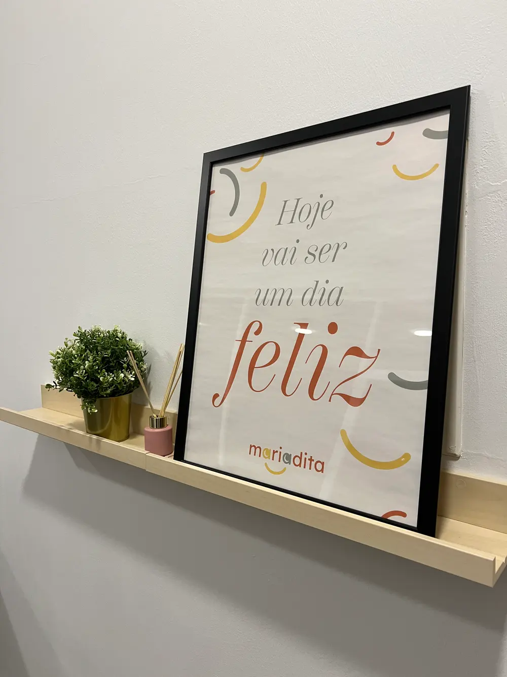 Detalhe do espaço Mariadita: quadro "Hoje vai ser um dia feliz"