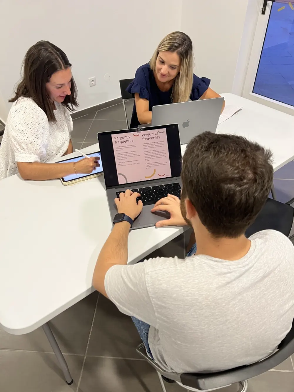 Reunião de trabalho no espaço Mariadita